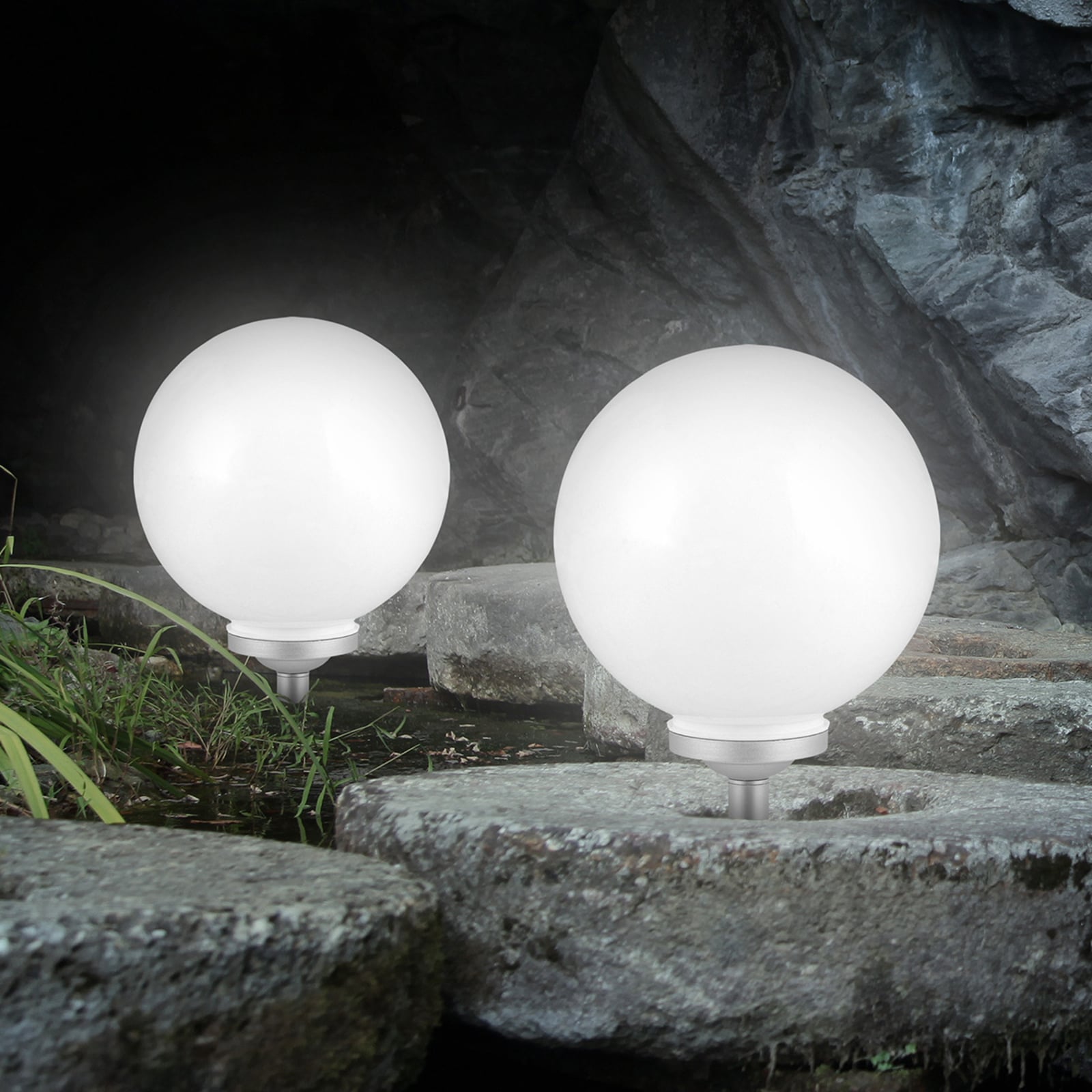 Detalj av solcellelampe kuleformet Celyn med spyd hvit