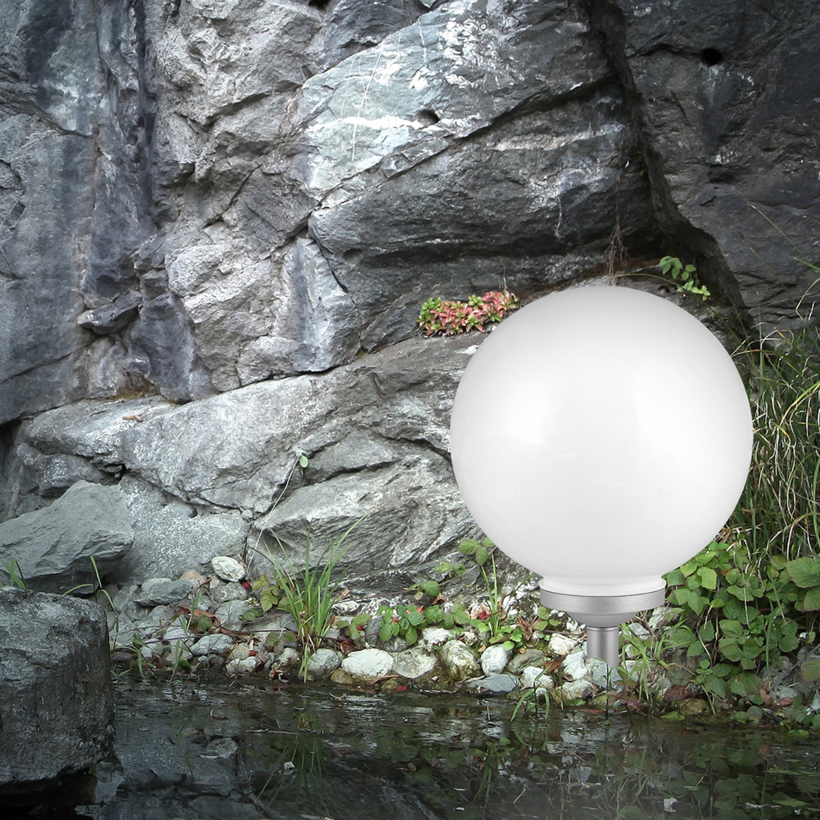 Solcellelampe kuleformet Celyn med spyd montert i hage hvit
