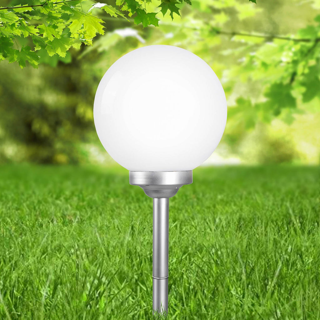 Nærbilde solcellelampe kuleformet Celyn med spyd hvit