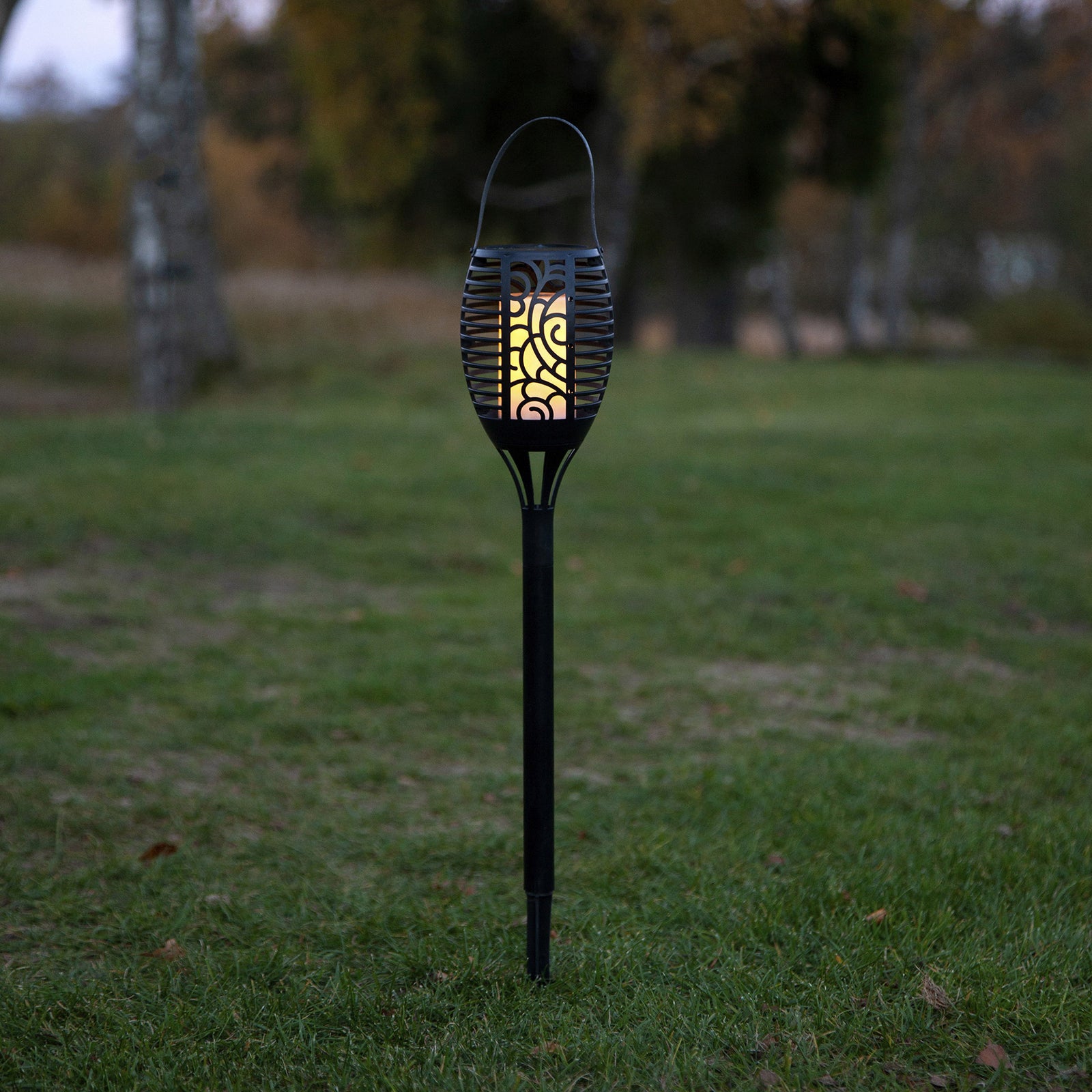 Solcellelampe LED Flame montert i hagebed