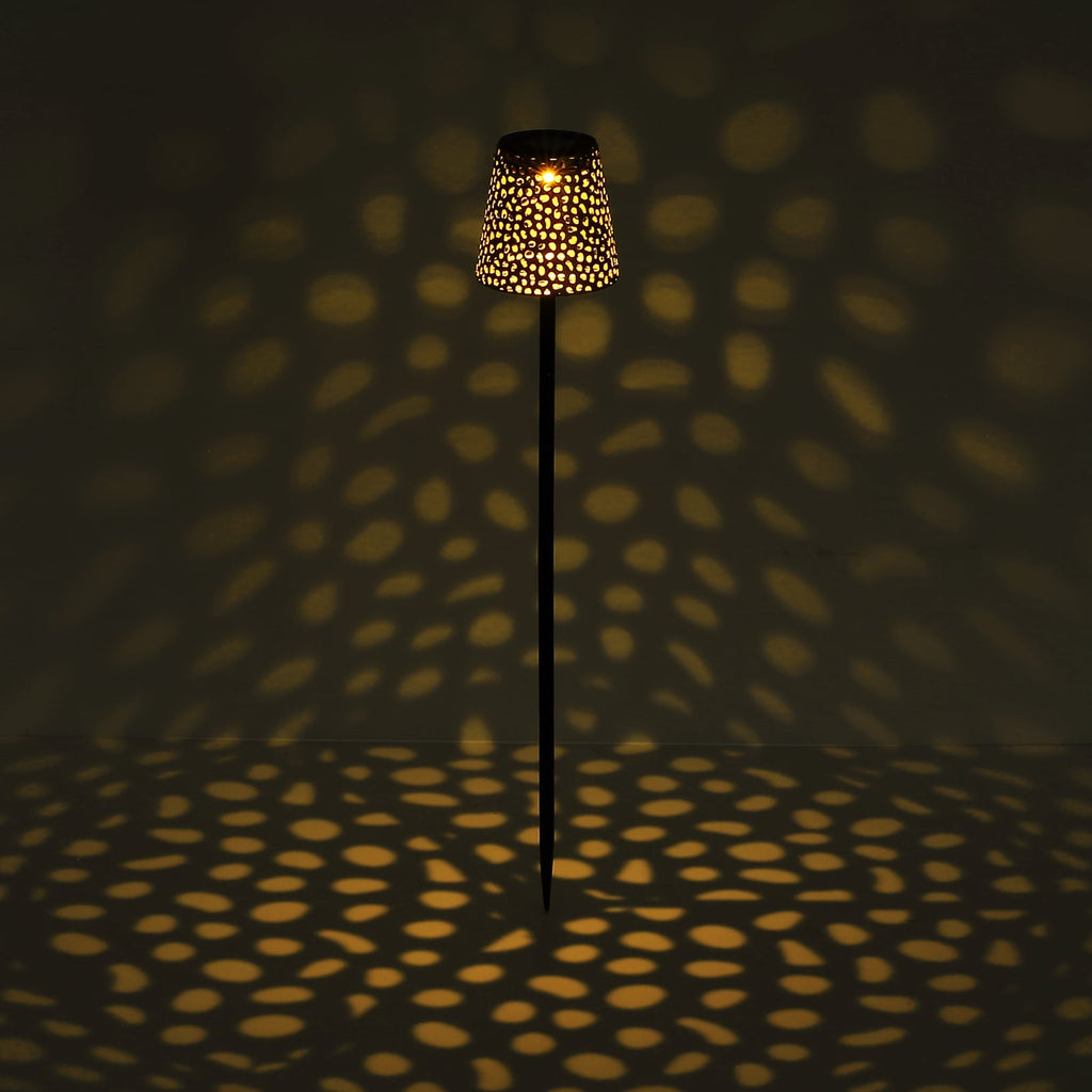 Detalj av solcelle og bryter på Solcellelampe med spyd sølv metall 70 cm IP44