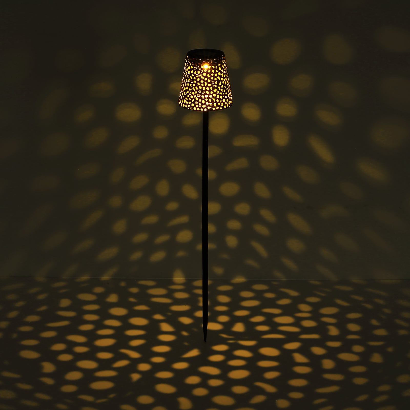 Detalj av solcelle og bryter på Solcellelampe med spyd sølv metall 70 cm IP44