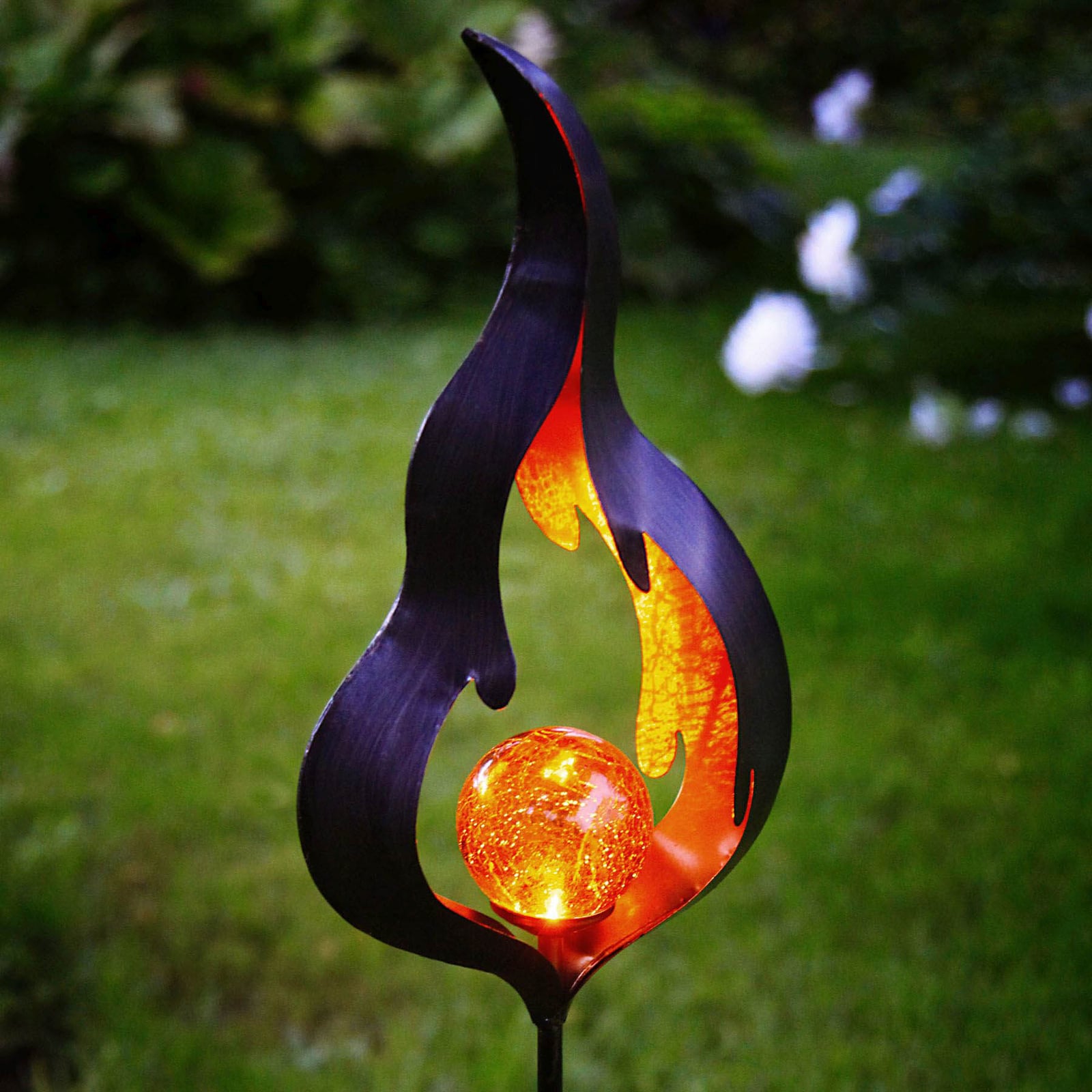 Solcellelampe Melilla flammeeffekt med jordspyd IP44 nærbilde metallflamme