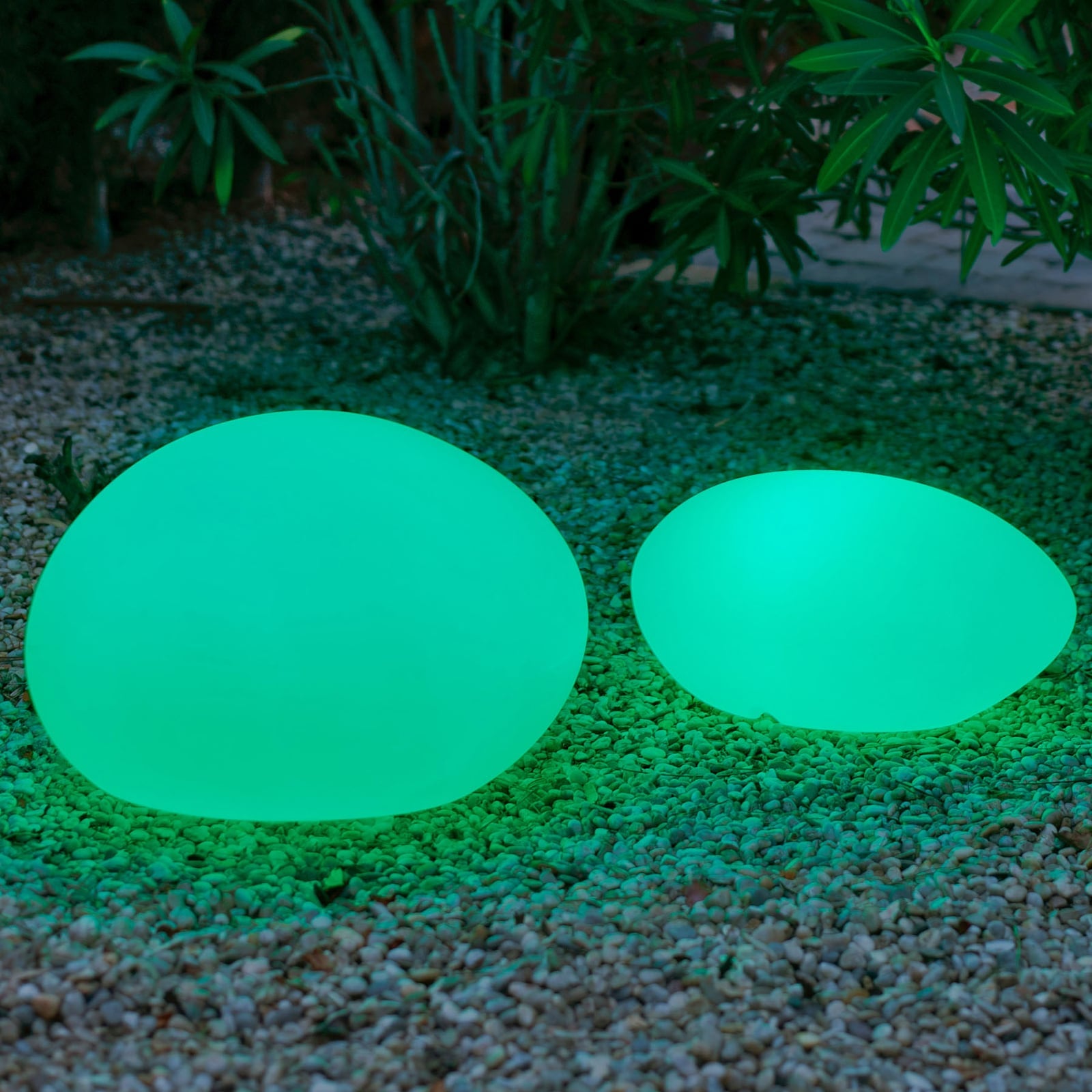Solcellelampe Petra steinform dimbar RGB IP65 40 cm montert i hage