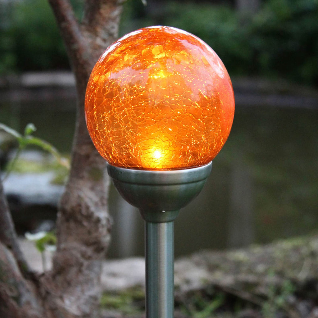 Montert Solcellelampe Roma med spyd glasskule amber LED IP44 i hage