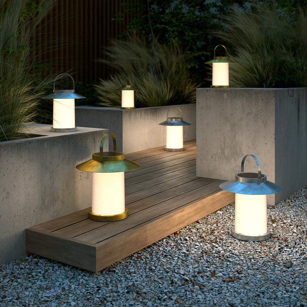 Solcellelampe Temple To-Go messing montert utendørs