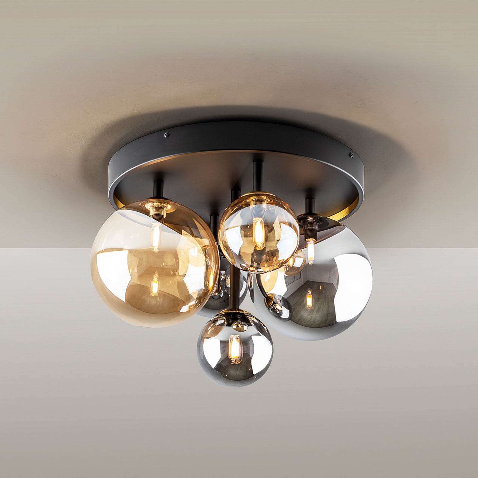 Montert Taklampe Dark 5-lys glass amber og røyk i rom