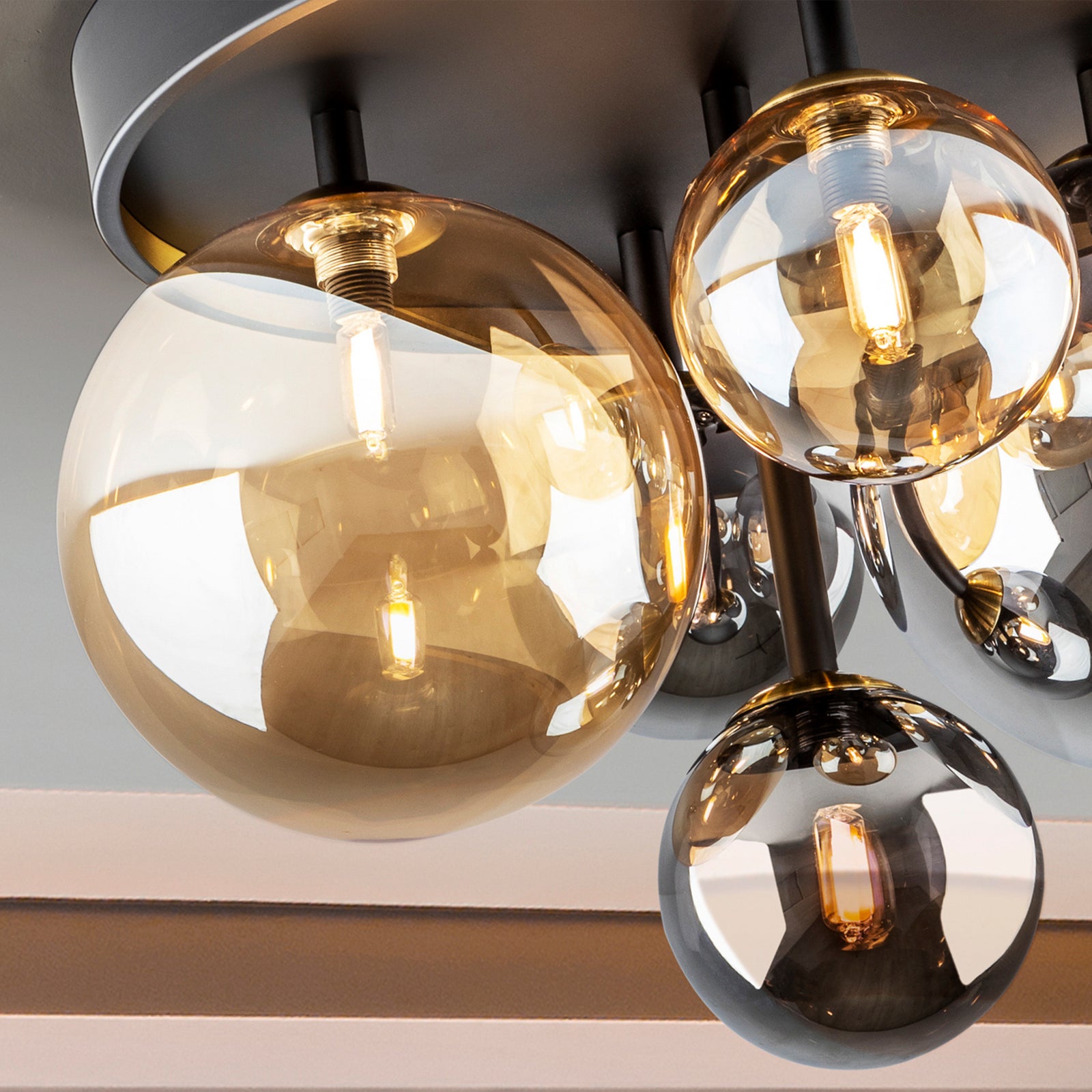 Nærbilde av Taklampe Dark 5-lys glass amber og røyk