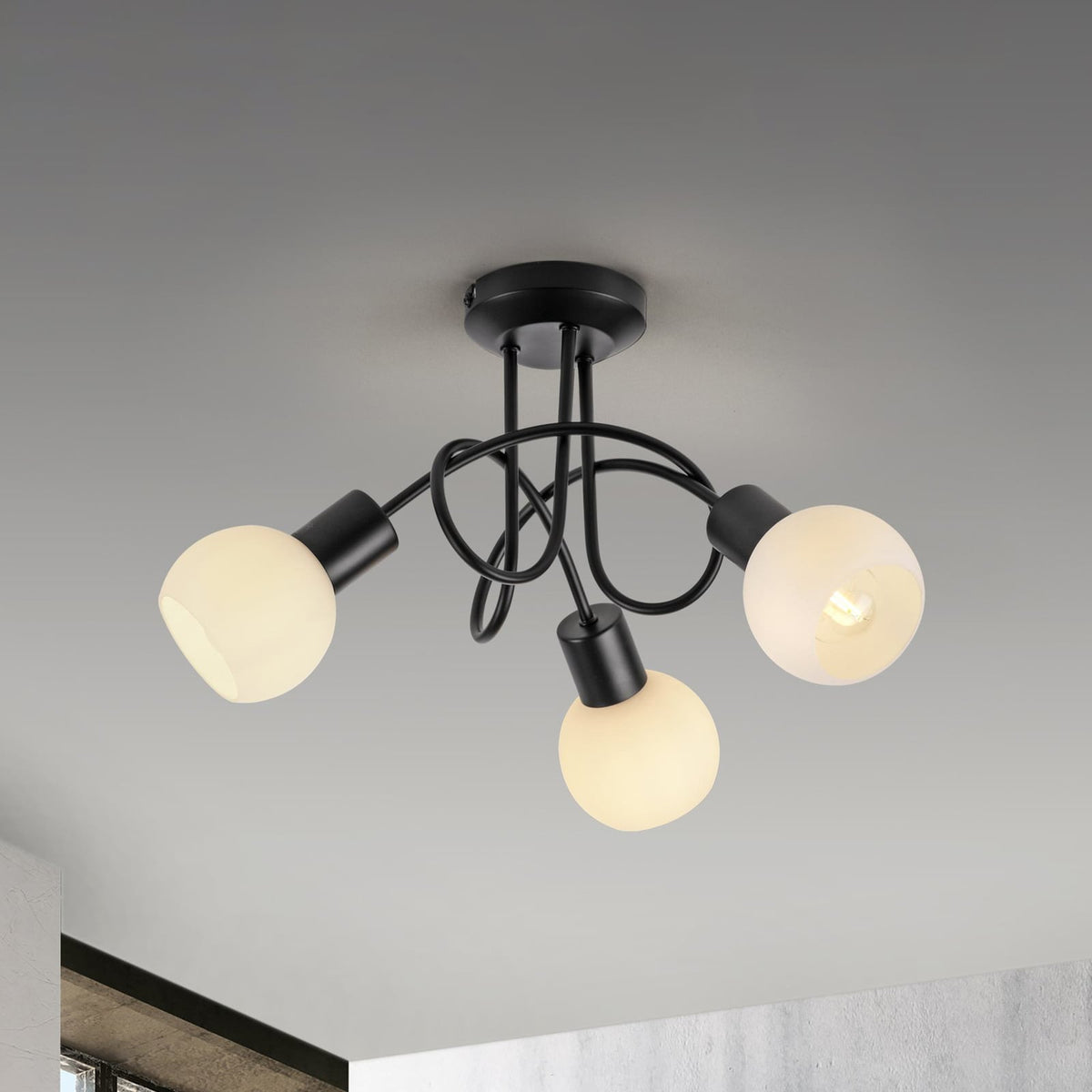 Taklampe Loki 3-lys svart jern glass sett forfra