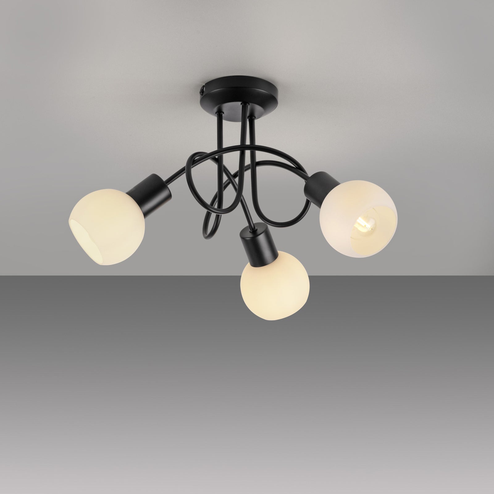Taklampe Loki 3-lys svart jern glass montert i rom