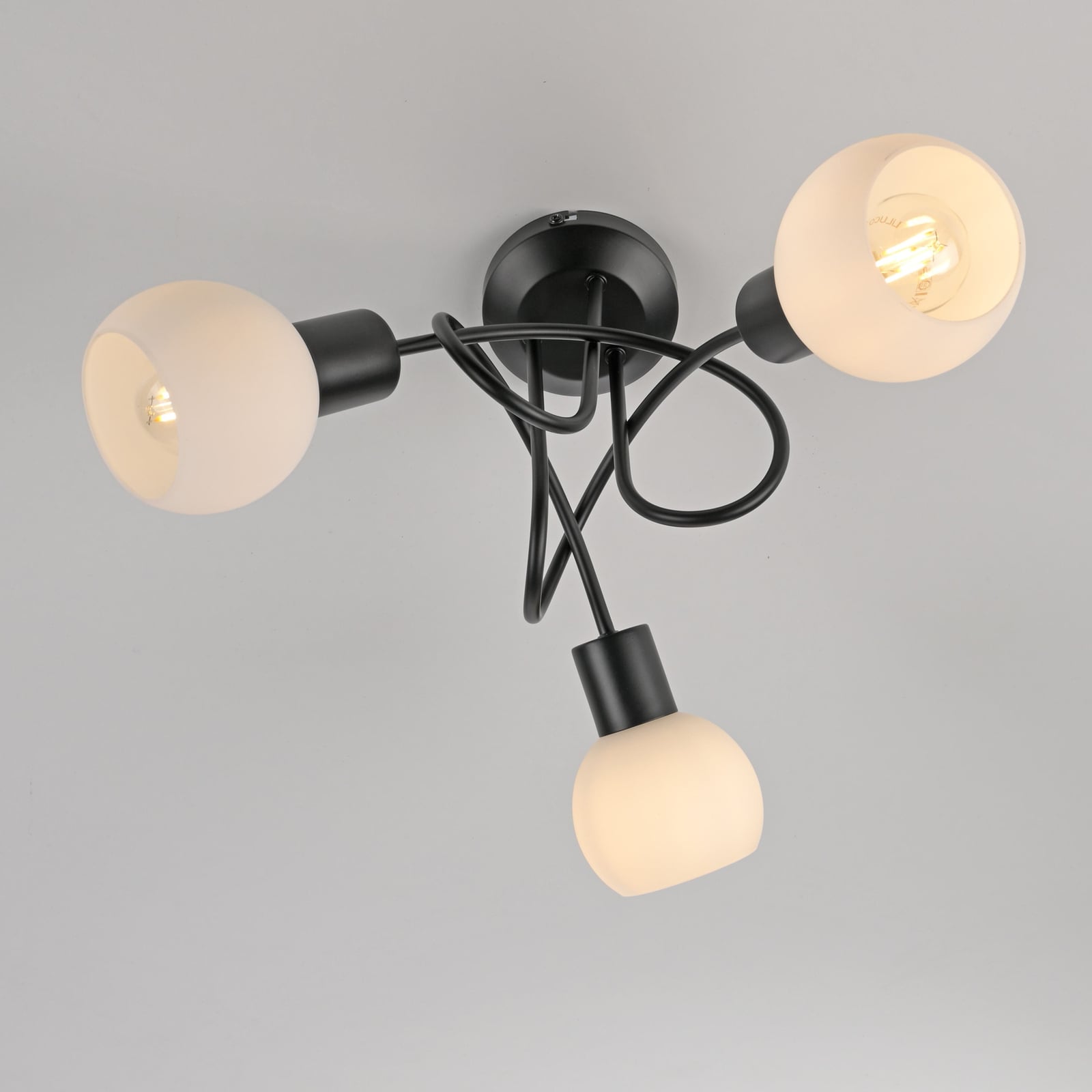 Nærbilde av glasskjerm på Taklampe Loki 3-lys svart jern glass