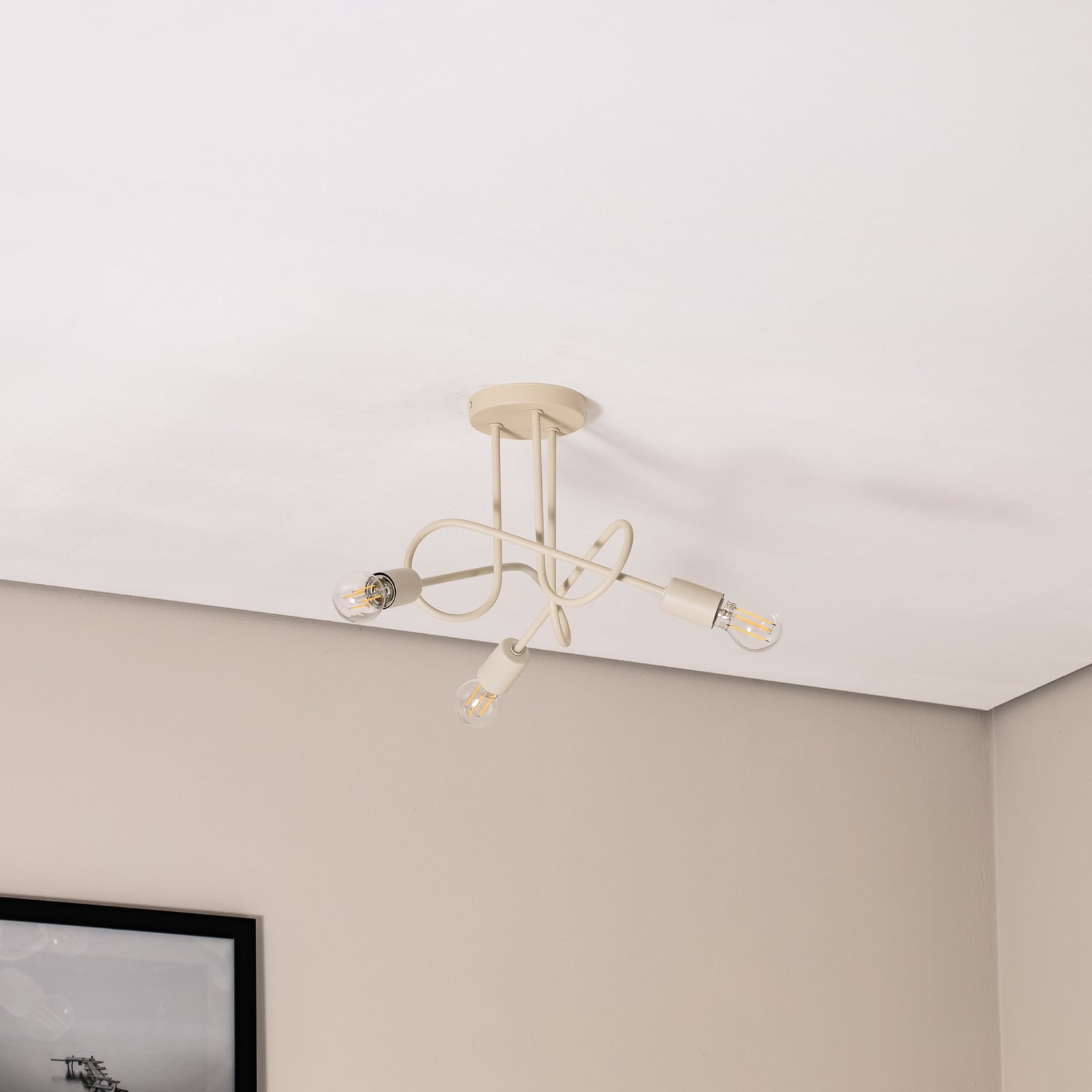 Detalj av Taklampe Oxford 3-lys sand metall arm