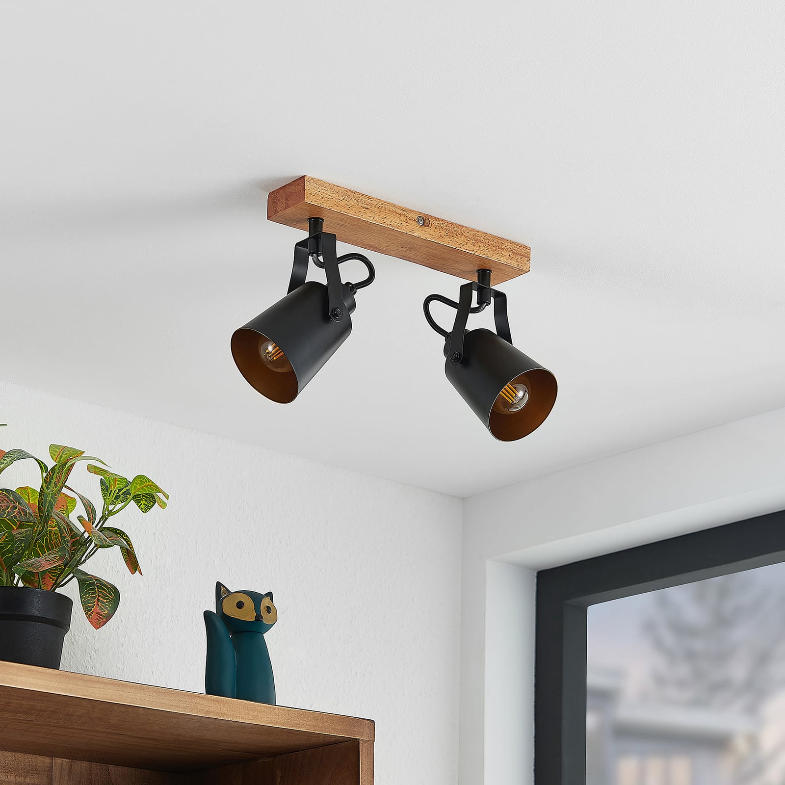 Detalj av Takspot Kimban 2-lys jern tre svart-gull lampe