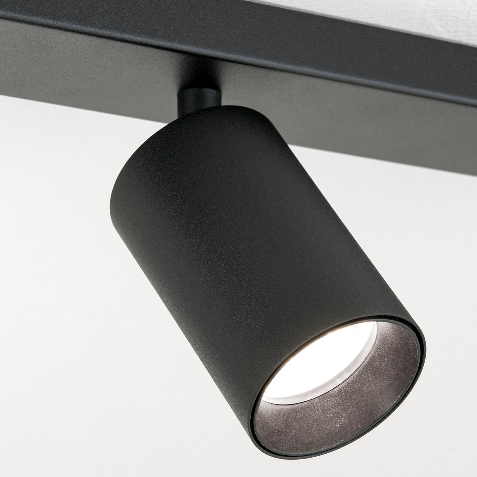 Takspot Sean 6-lys svart GU10 svingbar 130 cm - nærbilde av spotter