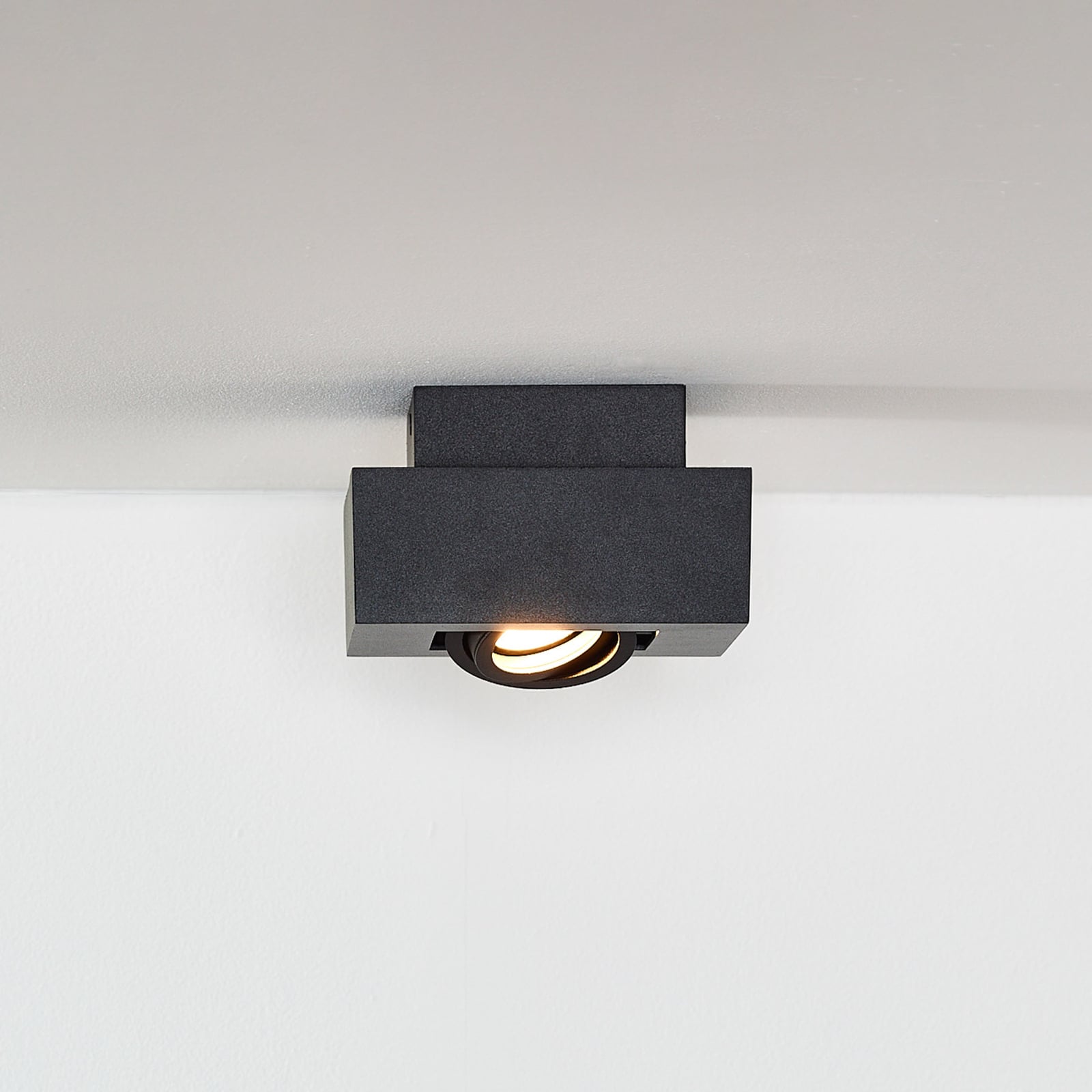Takspot Xirax 1-lys svart aluminium dimbar GU10 forfra