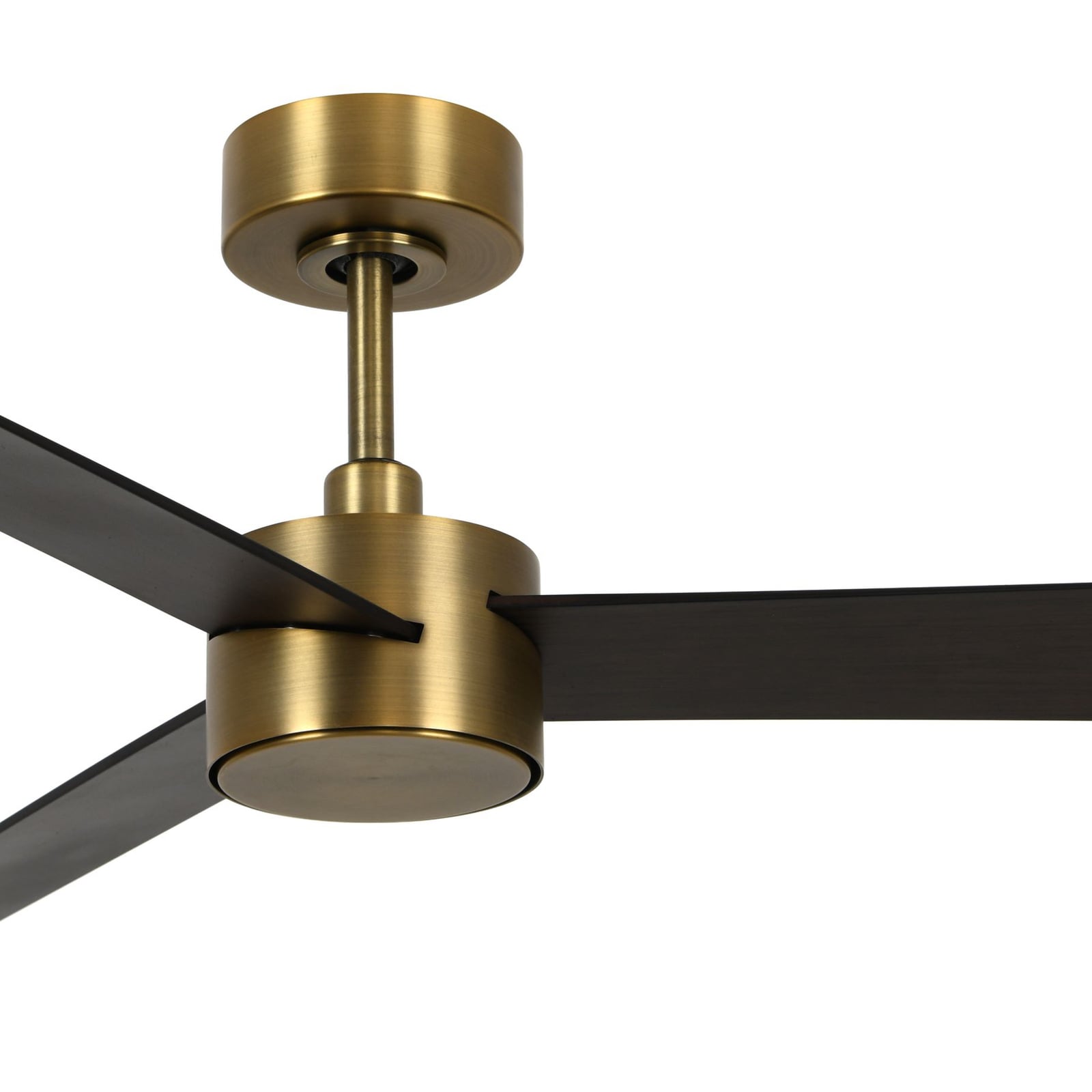 Detalj av Takvifte Climate IV LED dimbar messing valnøtt motor og vifteblader