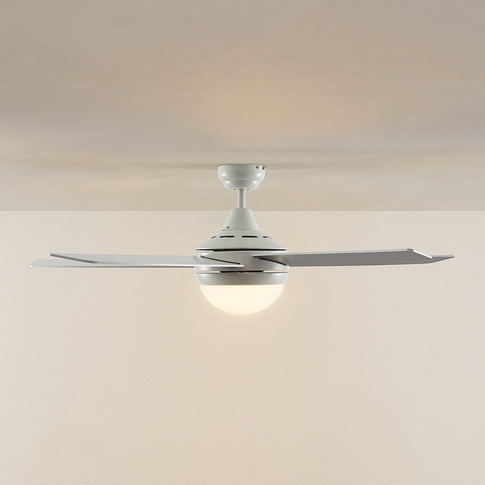 Nærbilde av Takvifte med lys Auraya hvit/eik E14 Ø130 cm kontrollpanel