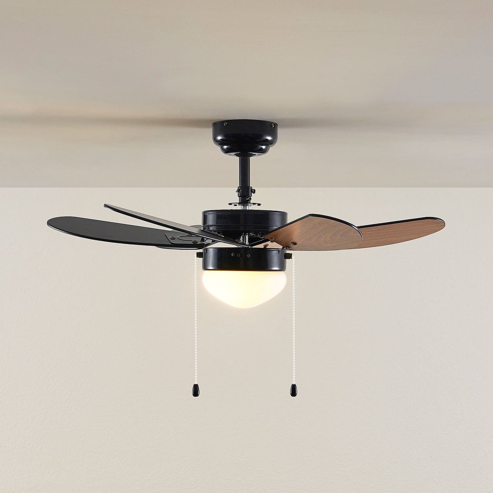 Montert Takvifte med lys Minja bøk/svart Ø78 cm E14 i rom