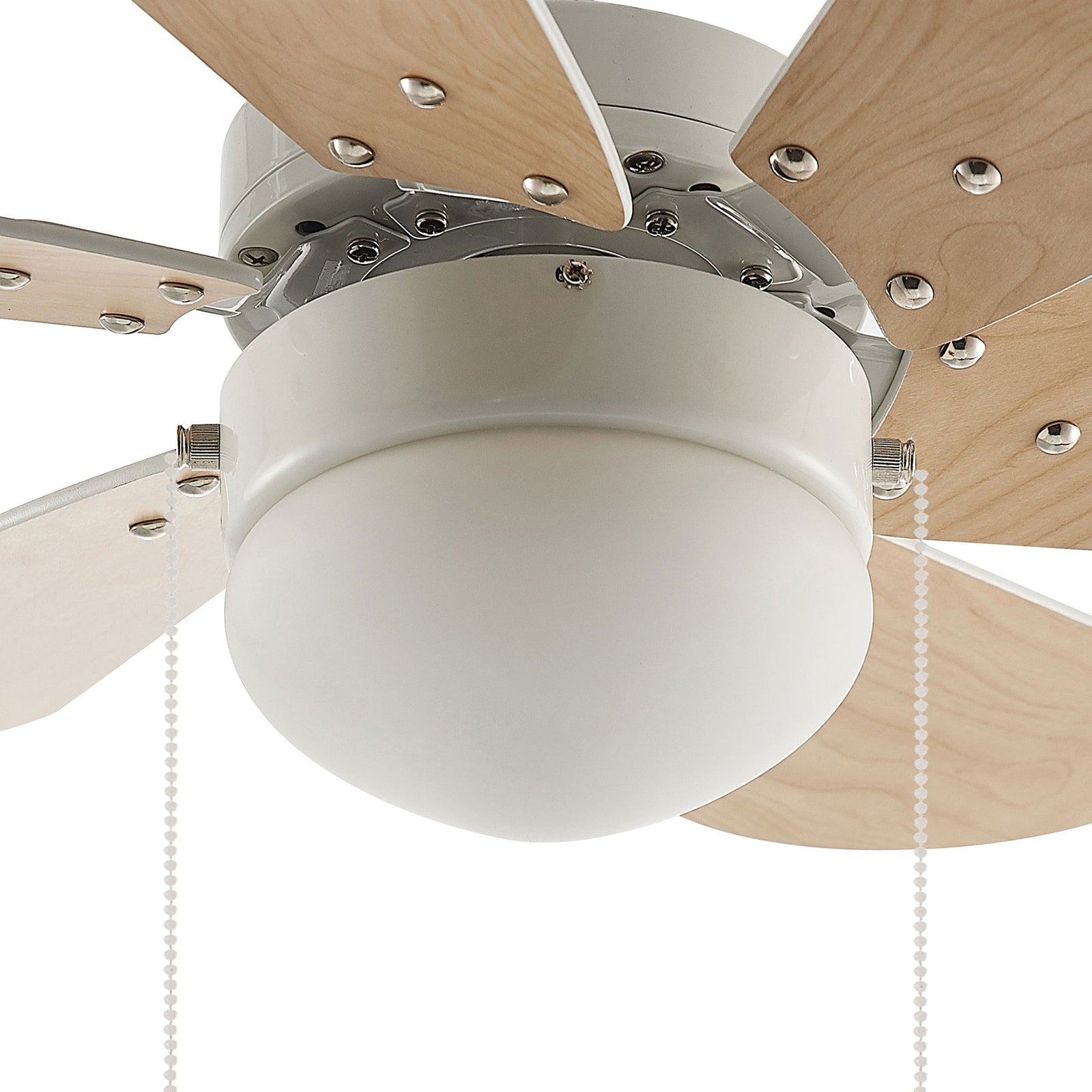 Nærbilde av glassdiffusor på Takvifte Minja med lys hvit/bøk E14 Ø80 cm