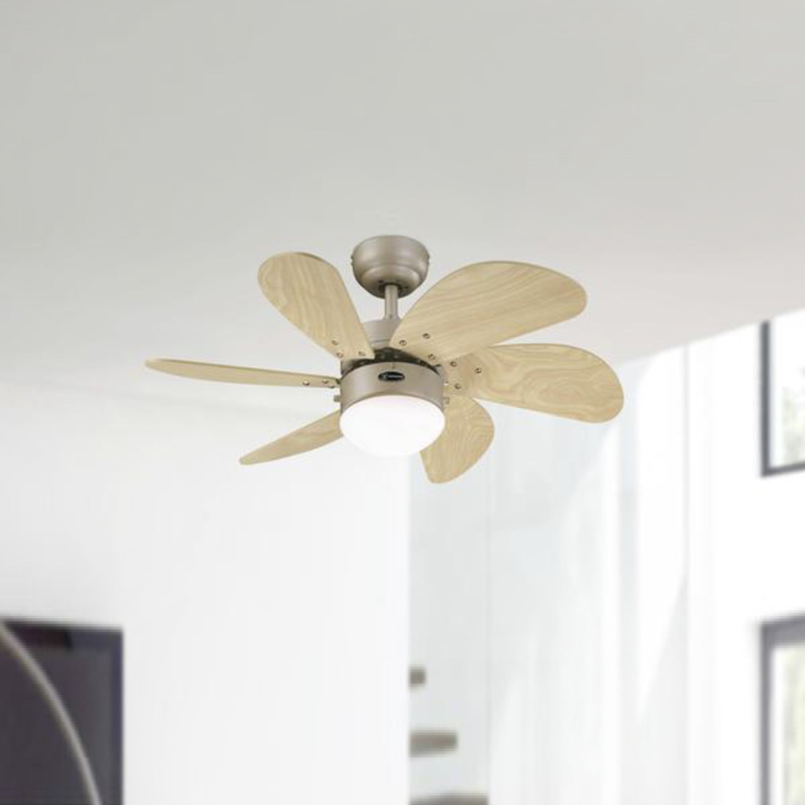 Montert Takvifte Turbo Swirl med lys titan E14 Ø76 cm i rom