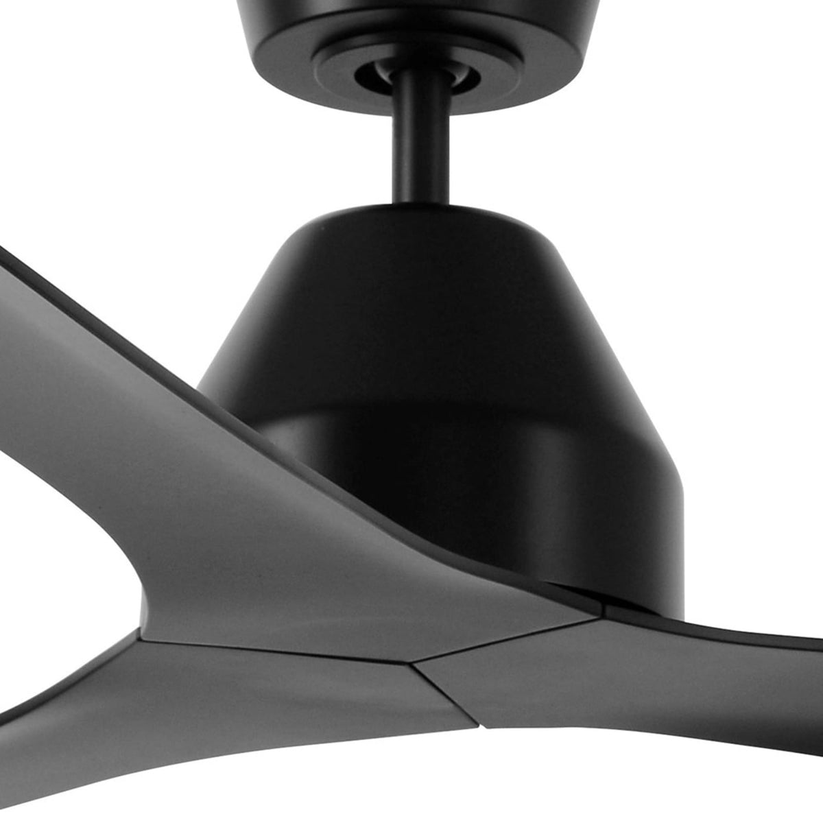 Montert takvifte Whitehaven svart Ø142 cm med fjernkontroll i rom