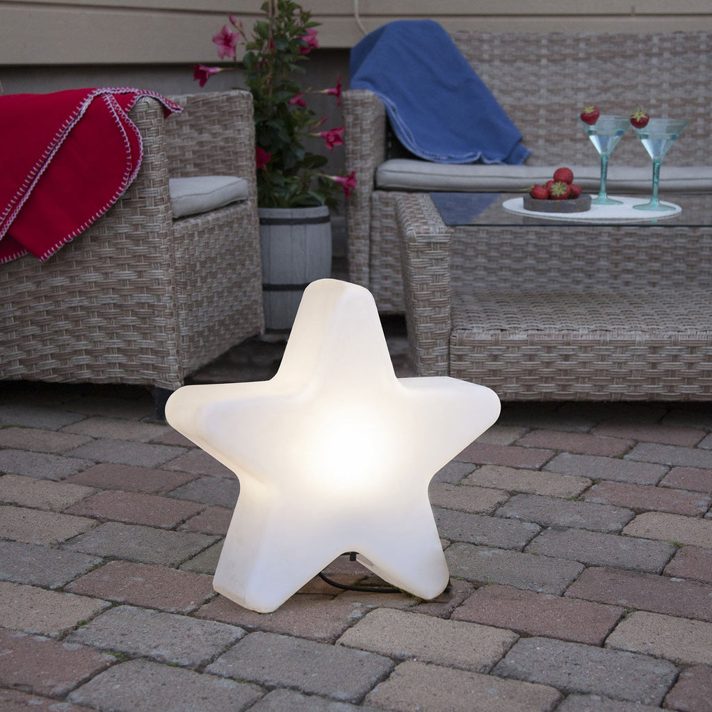 Nærbilde av stjerneformet lampeskjerm på terrasselampe hvit plast 50 cm IP65 STAR TRADING