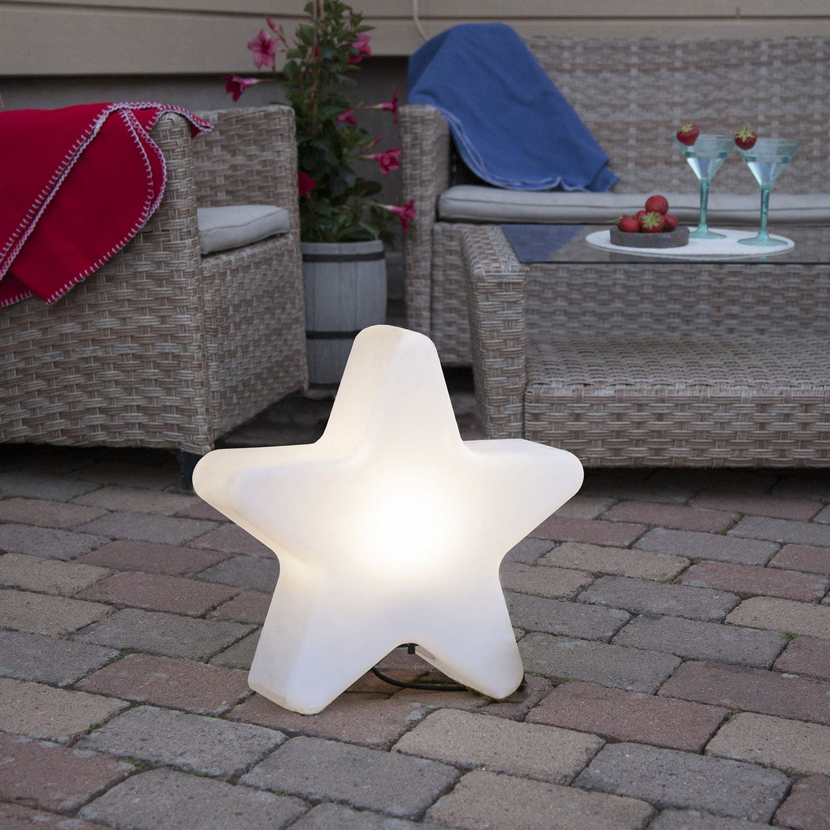 Nærbilde av stjerneformet lampeskjerm på terrasselampe hvit plast 50 cm IP65 STAR TRADING