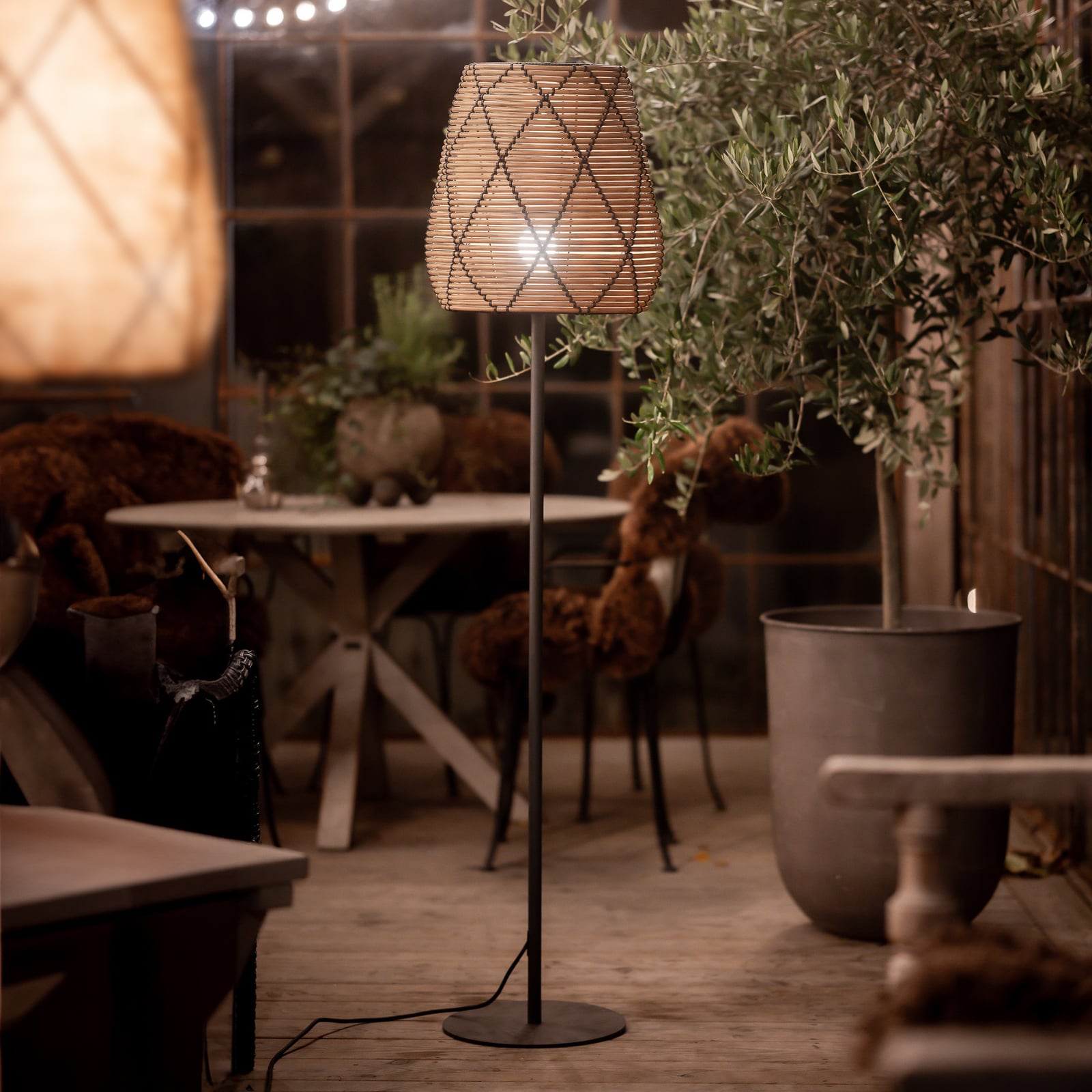 Utegulvlampe Agnar Lollo rattanlook E27 154 cm forfra