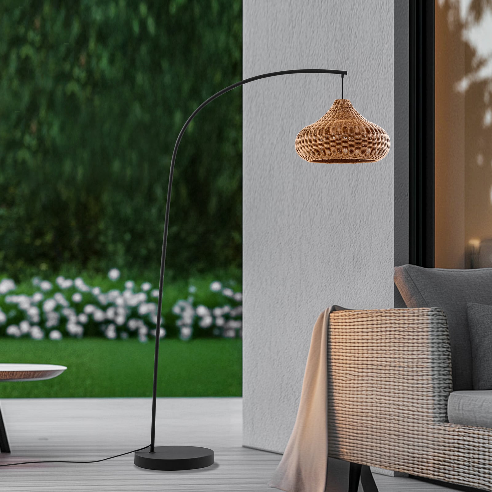 Utegulvlampe Taniola rotting beige/svart detalj av skjerm