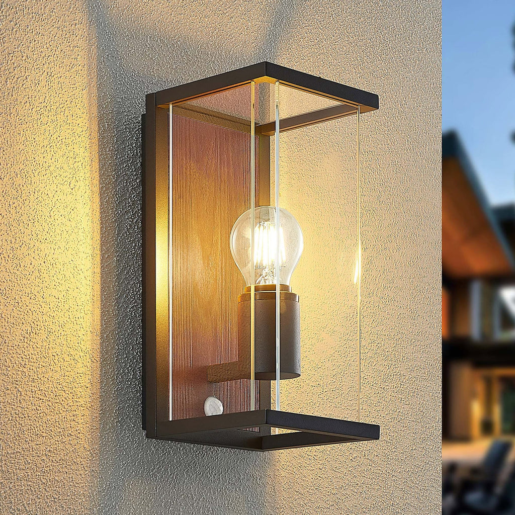 Utevegglampe Elwin med bevegelsessensor forfra