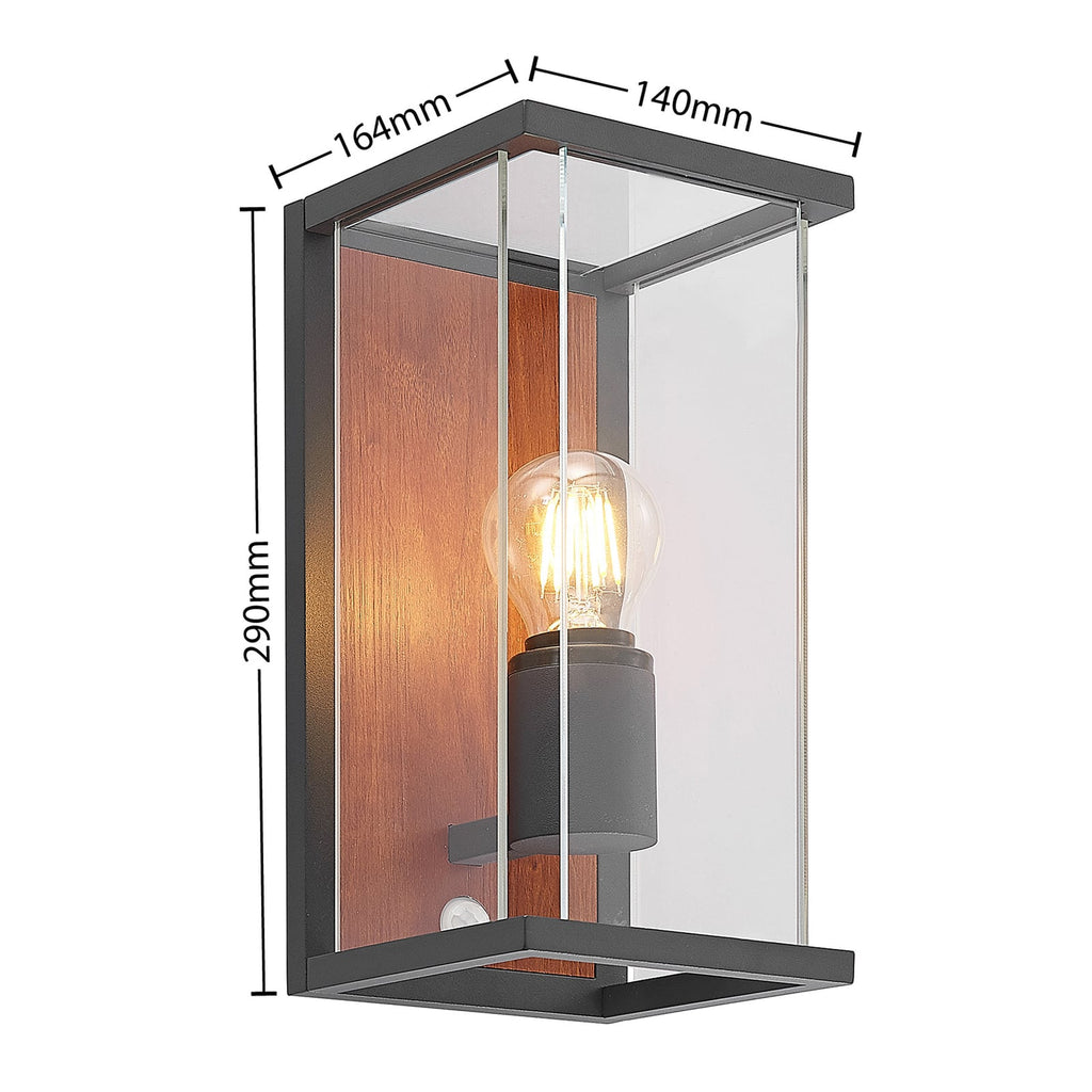 Utevegglampe Elwin med bevegelsessensor montert på vegg