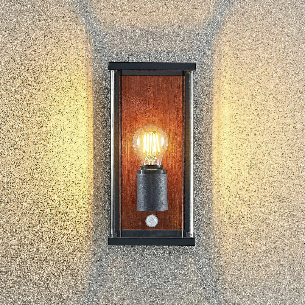 Utevegglampe Elwin med bevegelsessensor lys i mørket