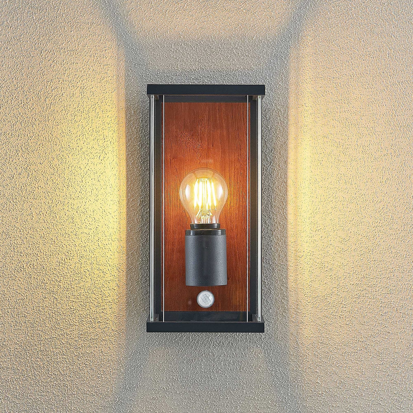 Utevegglampe Elwin med bevegelsessensor lys i mørket