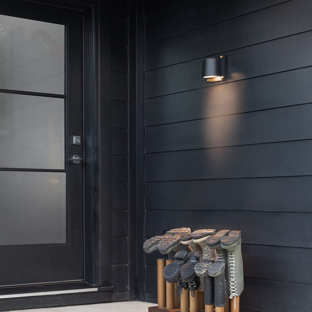 Utevegglampe Scout svart bakside og monteringsdetaljer