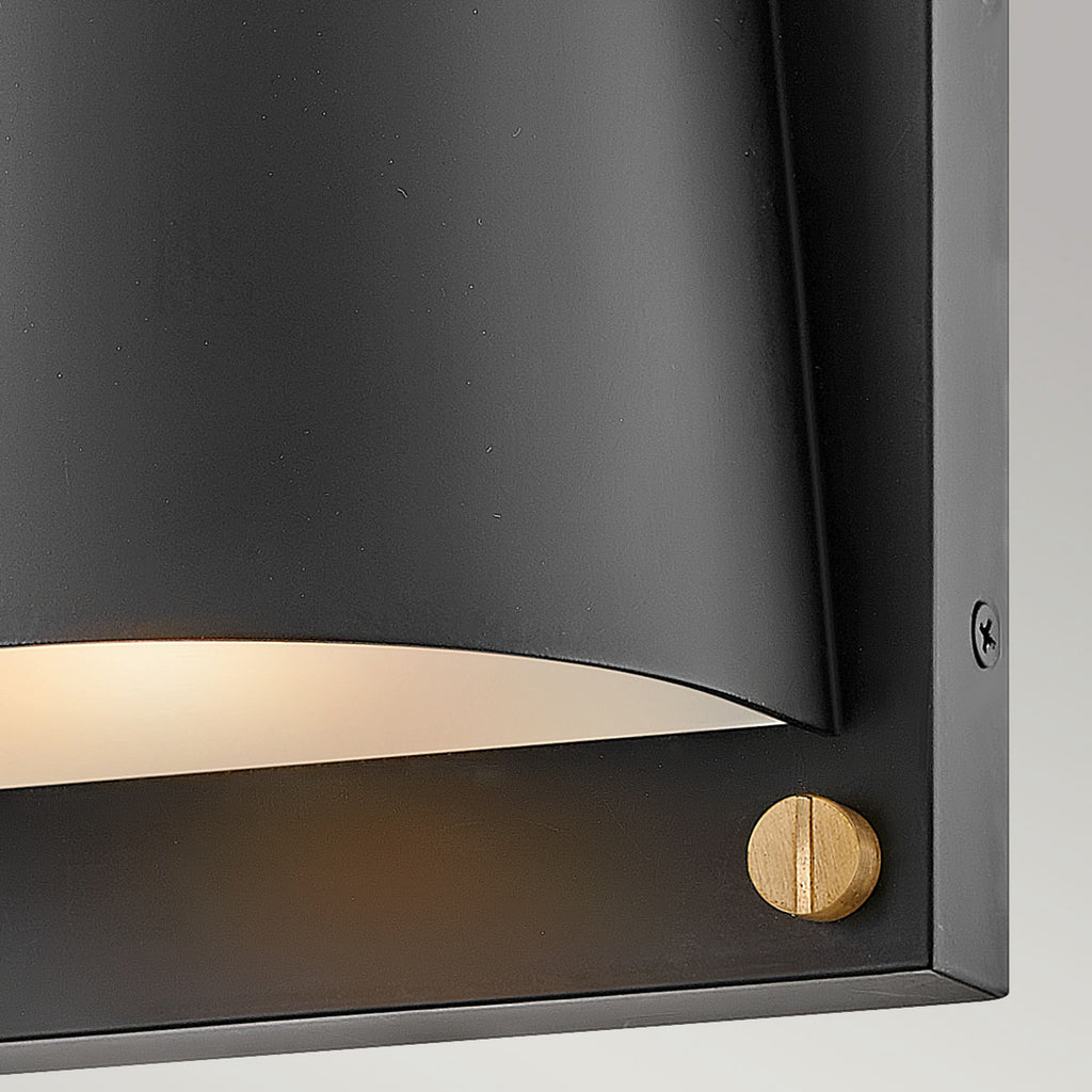 Detalj av frostet glass på Scout utevegglampe svart