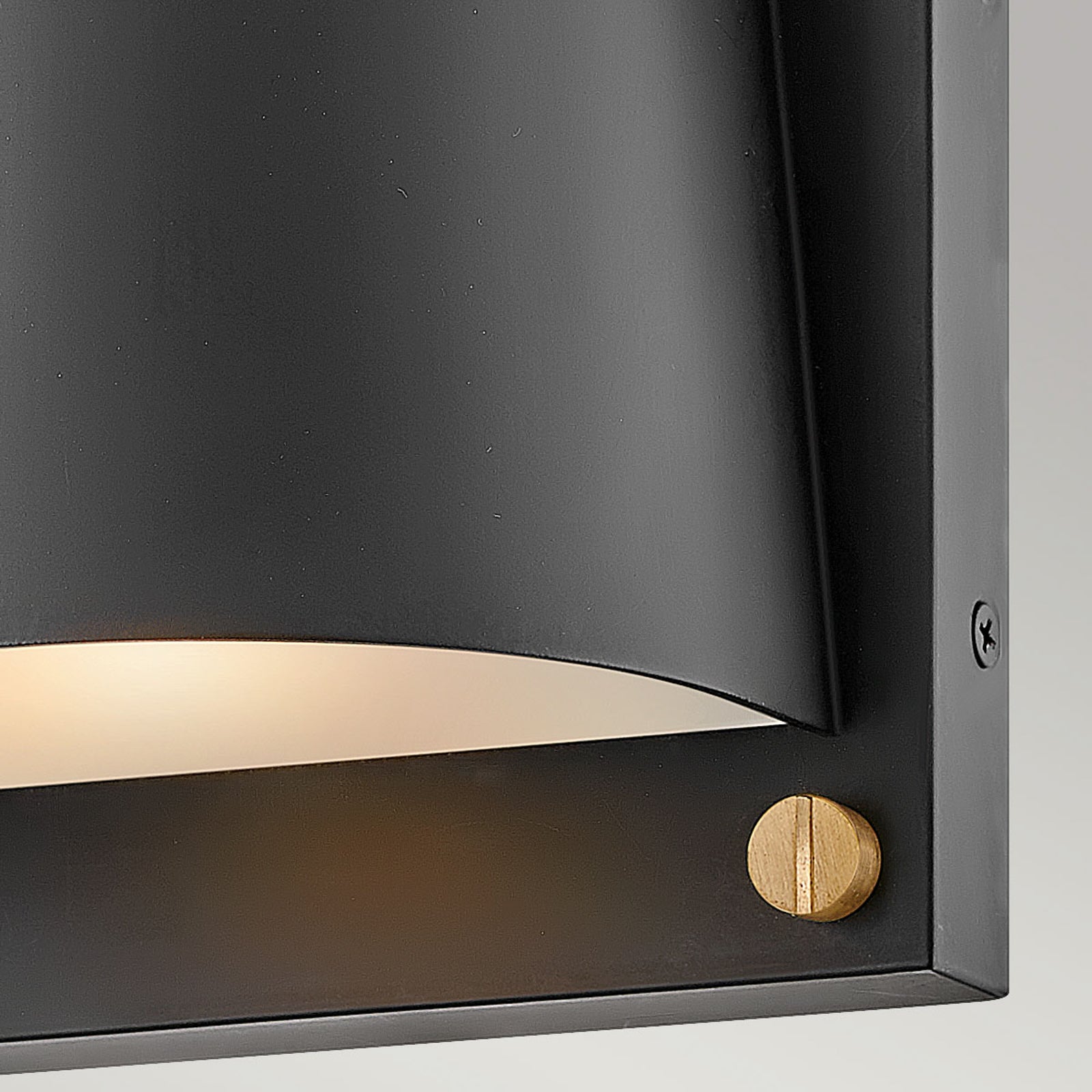 Detalj av frostet glass på Scout utevegglampe svart