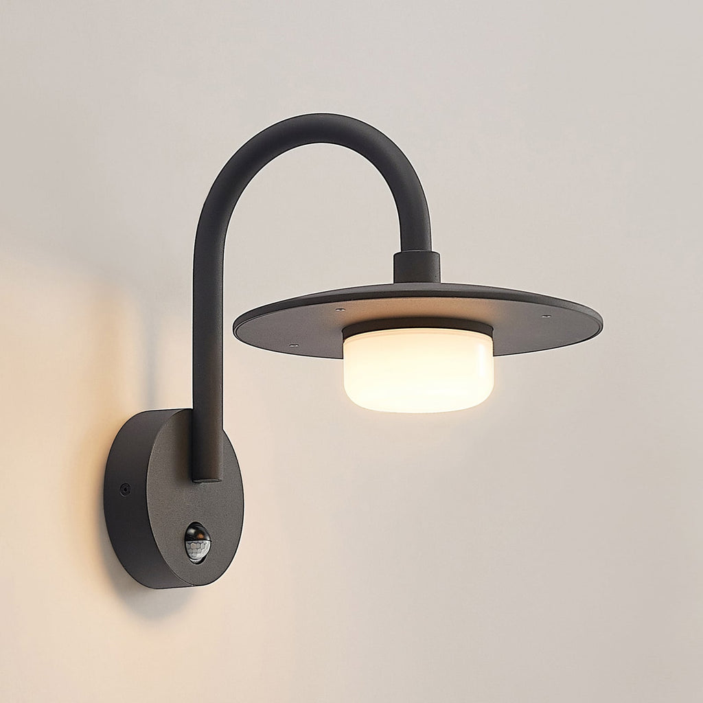 Nærbilde av dimmefunksjon og lampeglass på Utevegglampe Zamalino