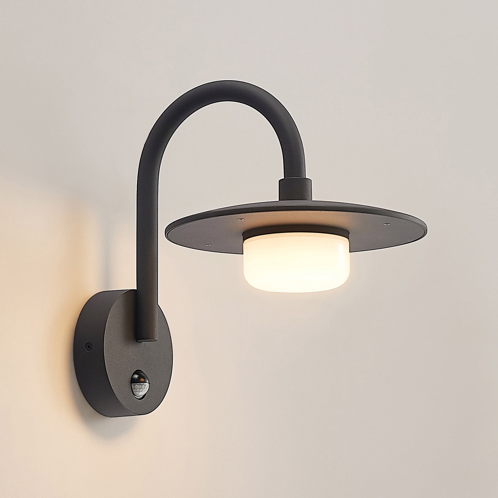 Nærbilde av dimmefunksjon og lampeglass på Utevegglampe Zamalino