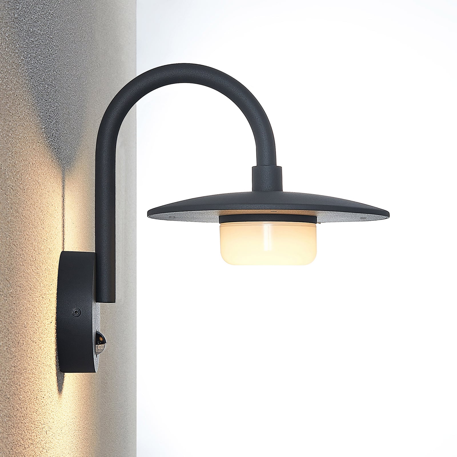 Utevegglampe Zamalino sett fra siden med skumringssensor