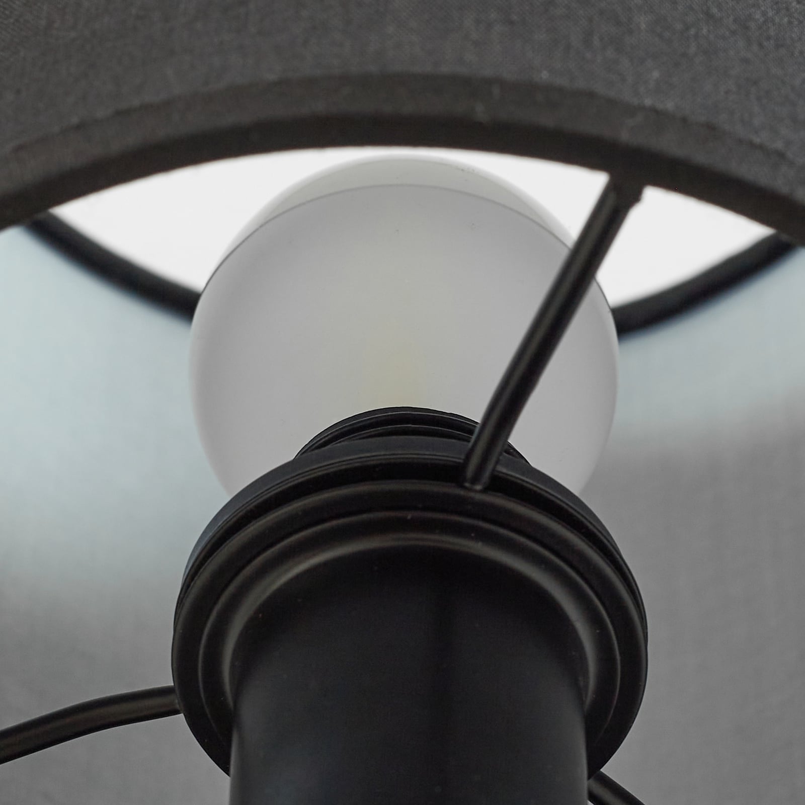 Vegglampe Aiden tekstil svart med LED-leselys dimbar E14 i mørkt rom