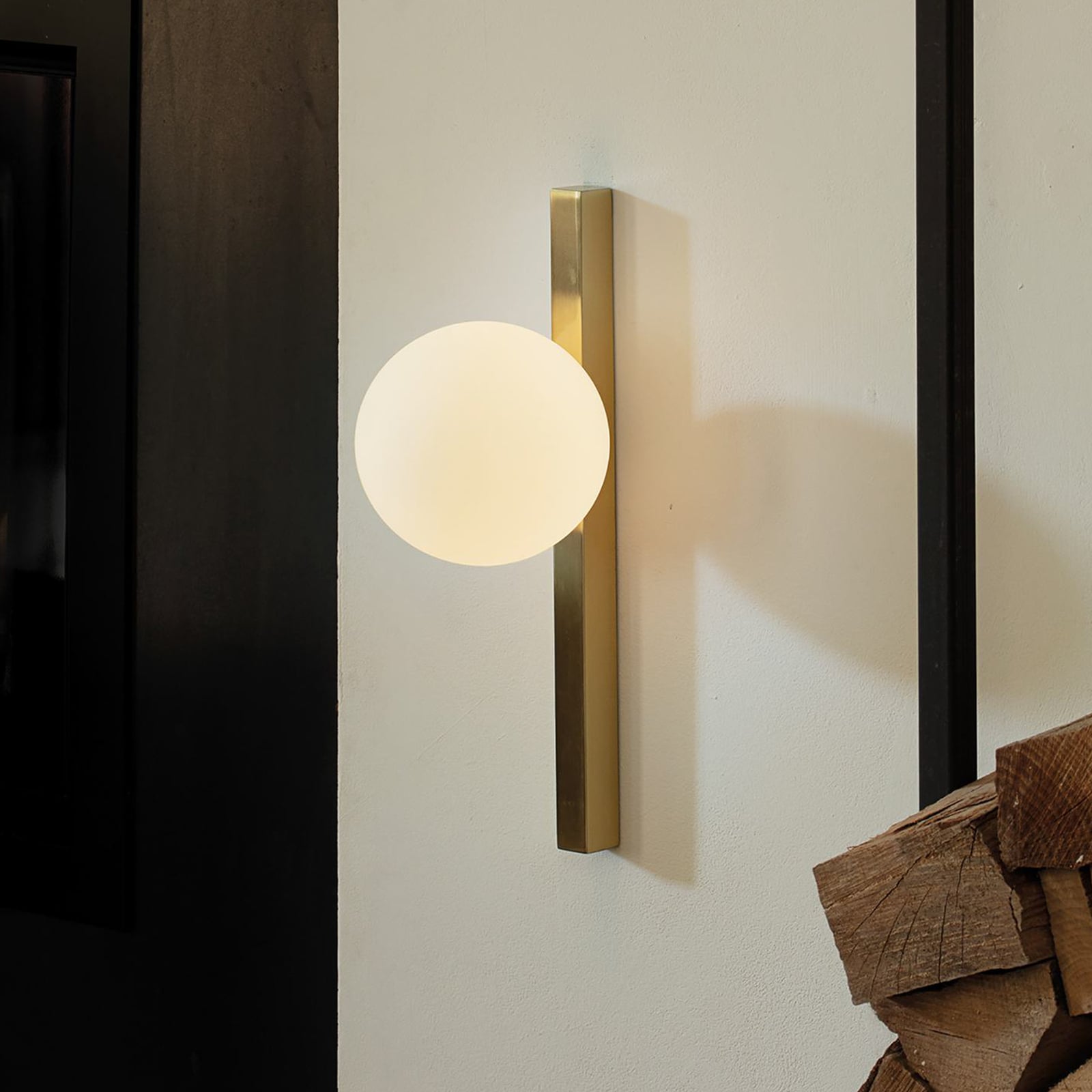 Vegglampe Binomio messing opalglass kuleformet G9 Ideallux forfra