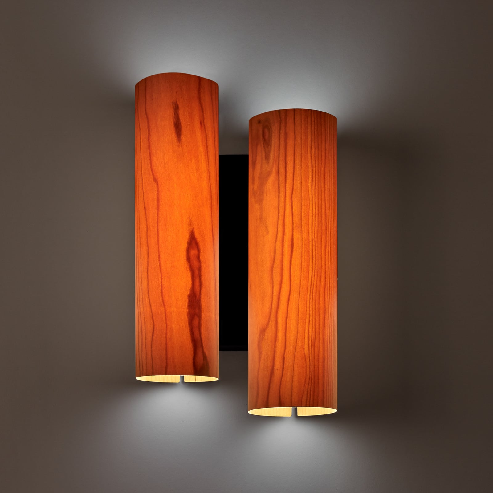 Vegglampe Black Note Duplet finer svart/kirsebær detalj
