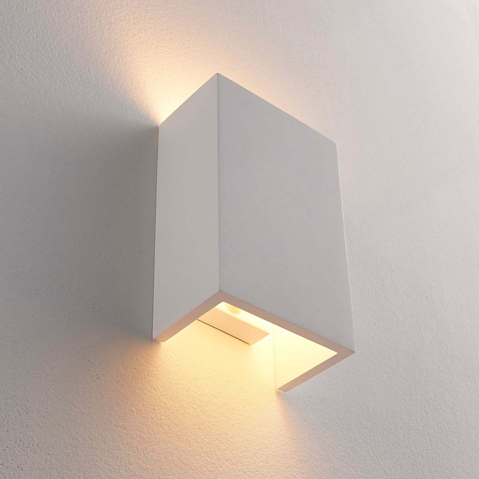 Vegglampe Colja kantet gips hvit G9 dimbar med lys