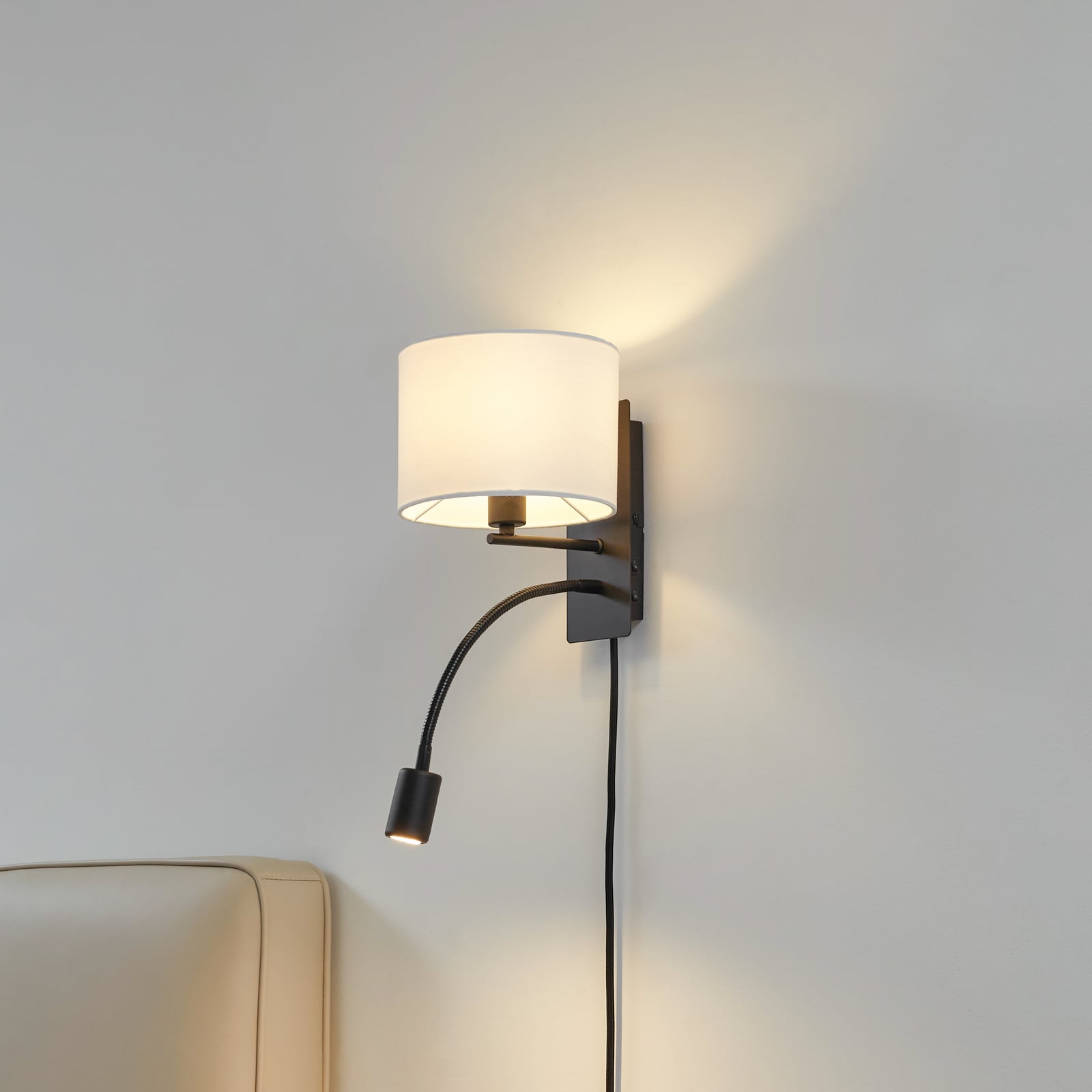 Bakside av Vegglampe Florens med leselys tekstil svart/hvit E14