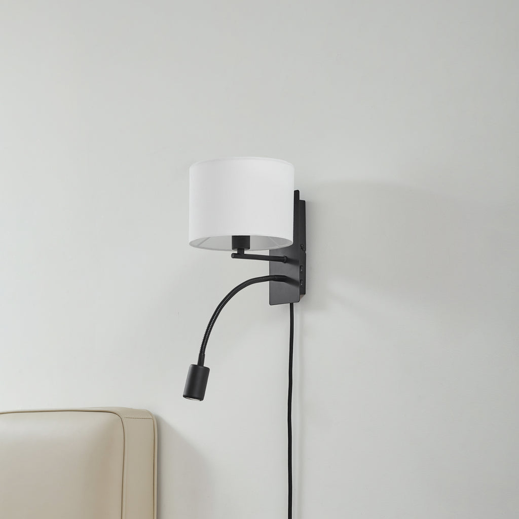 Vegglampe Florens med leselys tekstil svart/hvit E14 montert på vegg