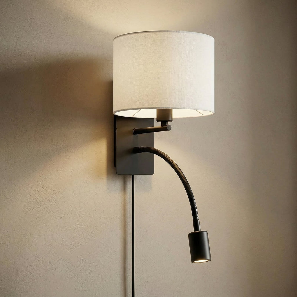 Lysdetalj på Vegglampe Florens med leselys tekstil svart/hvit E14