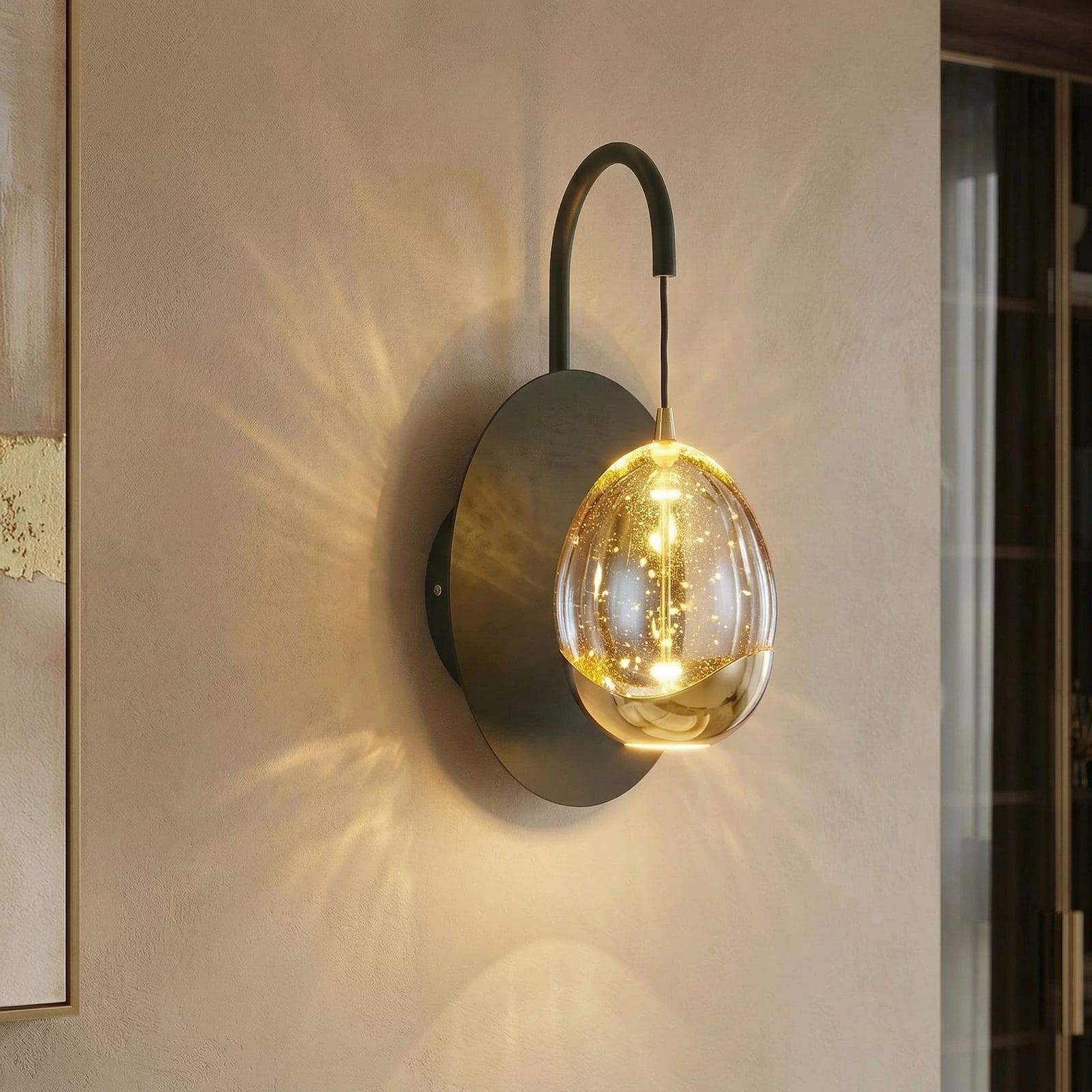 Vegglampe Golden Egg svart amber glass detalj