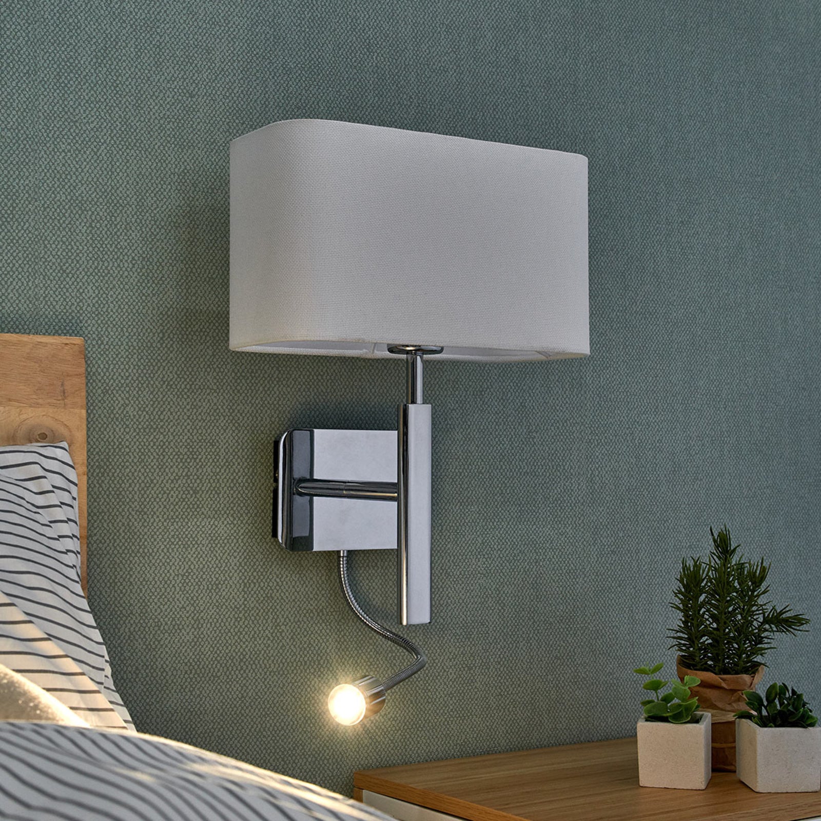 Detalj av lesearm på Vegglampe Jettka tekstil med lesearm E27 H63 cm hvit/krom