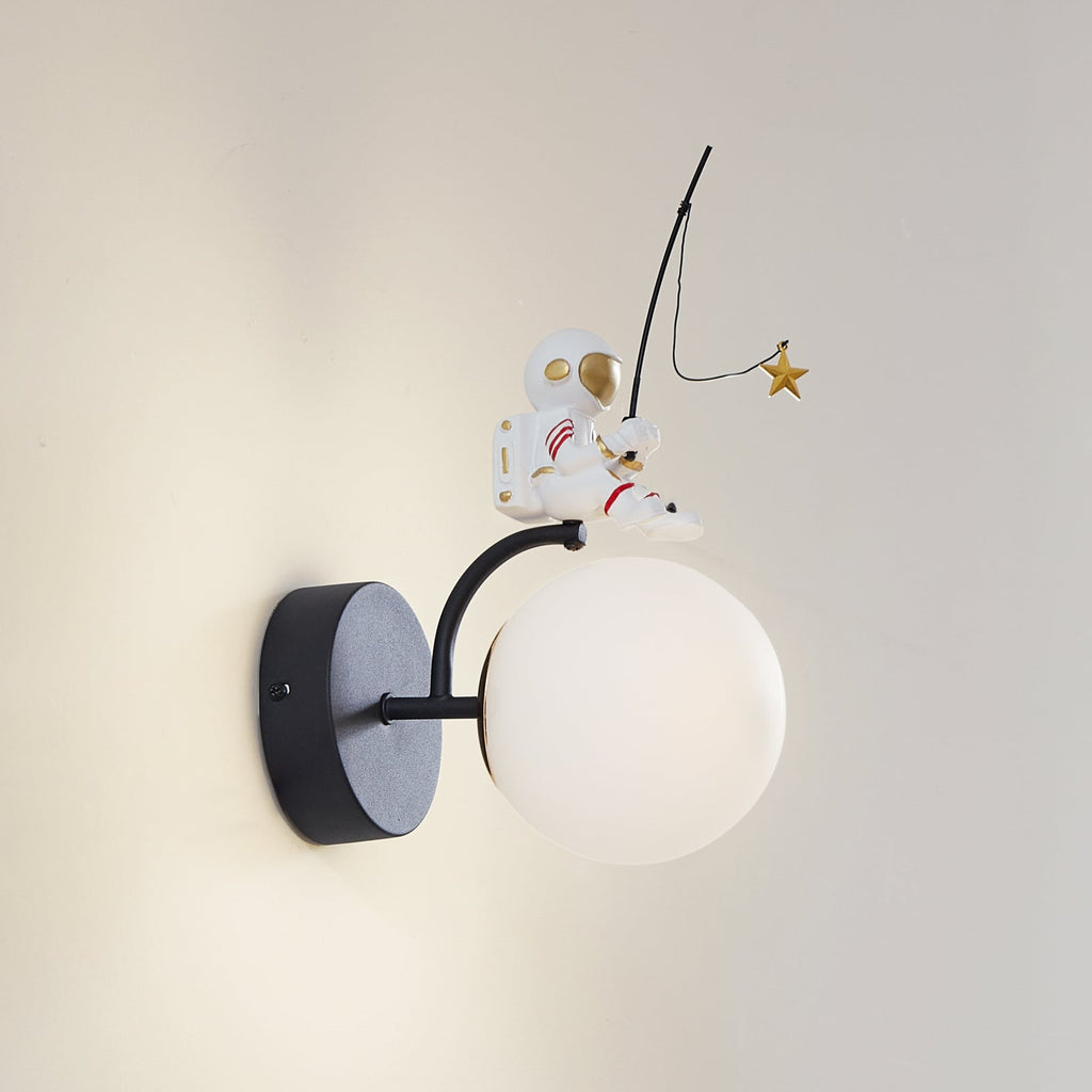 Vegglampe Kosmo astronaut plast E27 30 cm hvit forfra