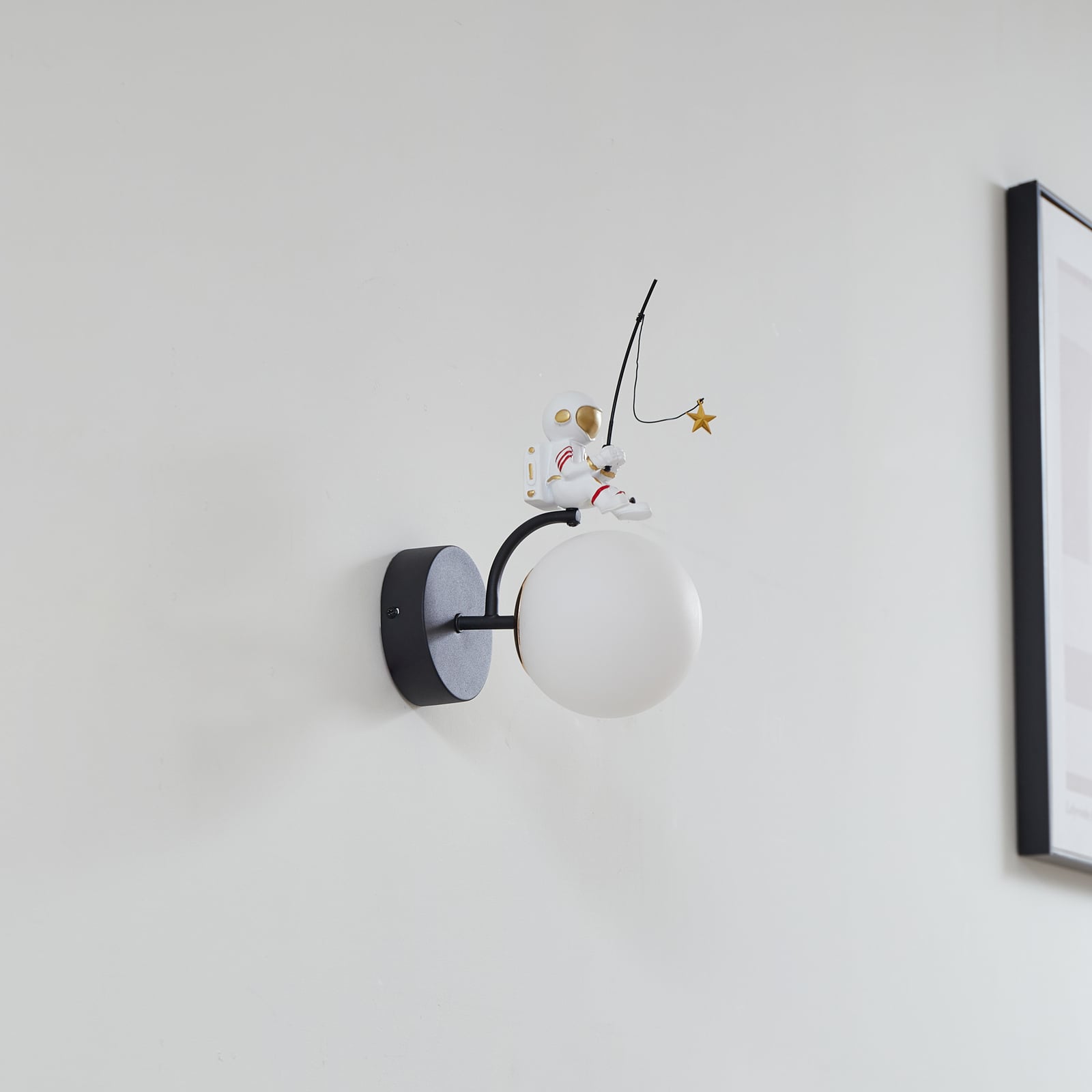 Detalj av Vegglampe Kosmo astronaut plast E27 30 cm hvit